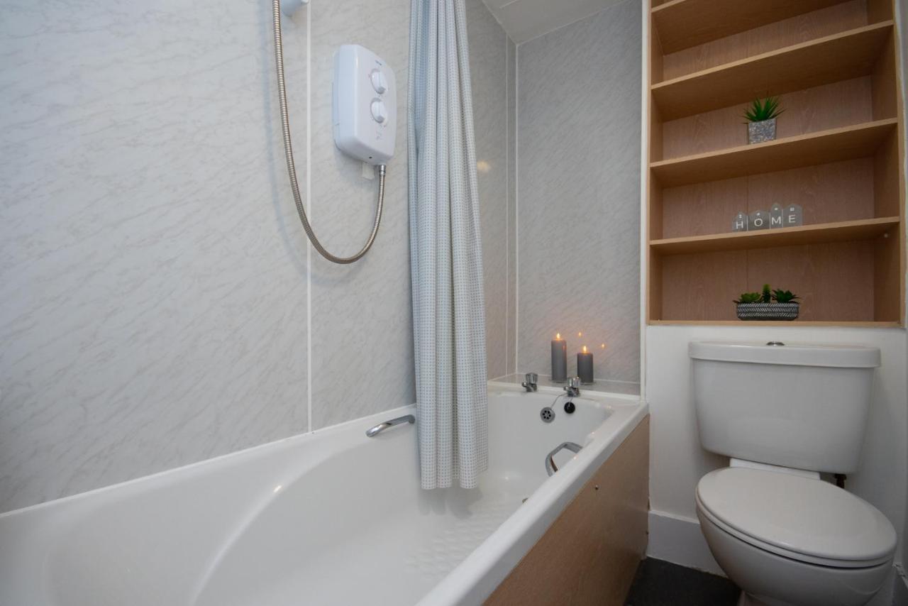 Dwellcome Home Ltd 1 Bed Apt, Half Mile To Union Street Yet Quiet, Free Parking, Fast Wifi, Ideal For Long Term Contractor, Etc Stays, Fully Equipped Kitchen, Regular Housekeeping Option - See Our Site For Assurance Aberdeen Dış mekan fotoğraf