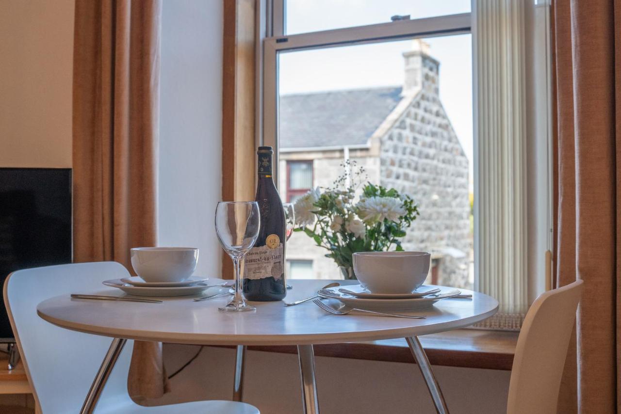 Dwellcome Home Ltd 1 Bed Apt, Half Mile To Union Street Yet Quiet, Free Parking, Fast Wifi, Ideal For Long Term Contractor, Etc Stays, Fully Equipped Kitchen, Regular Housekeeping Option - See Our Site For Assurance Aberdeen Dış mekan fotoğraf